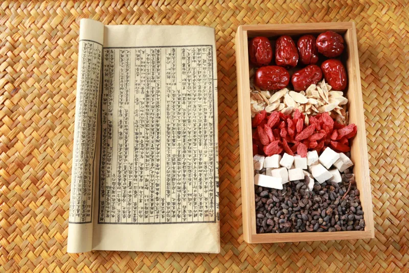 Kinesisk örtmedicin med traditionella ingredienser