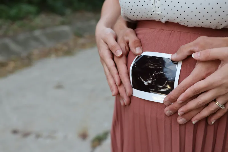 Gravid kvinna med ultraljudsbild