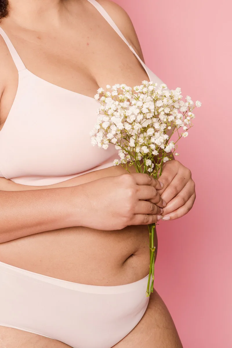 Kvinna som håller en bukett vita blommor